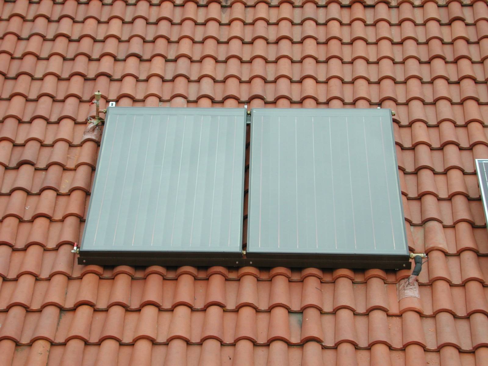 Chauffe-eau solaire / asr fluidelec / erm automatismes / professionnel / ouvrages / qualités / fiabilité / projets / solaire / maintenance / reconnus / depuis plusieurs années / Contrôle / Montpellier / Hérault / toit du bâtiment / professionnel  / centra