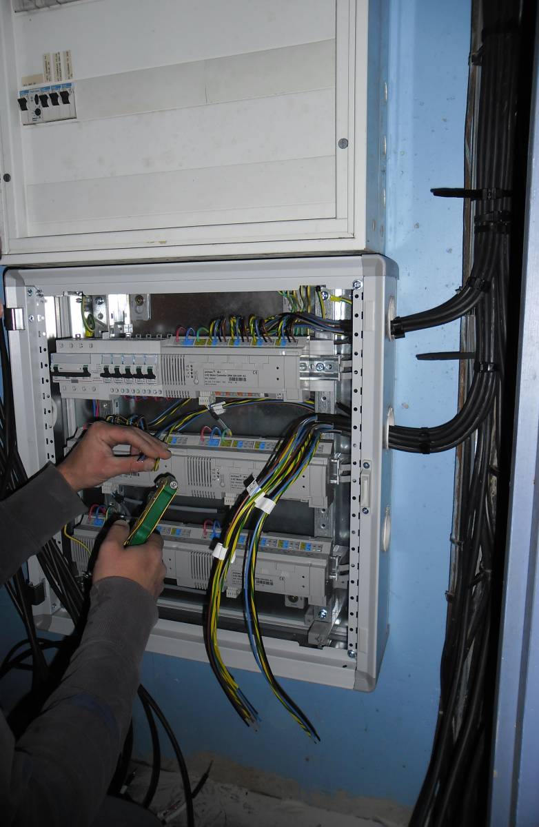 Asr fluidelec / erm automatismes / réseaux électriques / techniciens électriciens / techniciens habilités / solutions économes / économes en énergie / confiance depuis plus de 10 ans / savoir-faire / professionnalisme / projets électriques / Installation