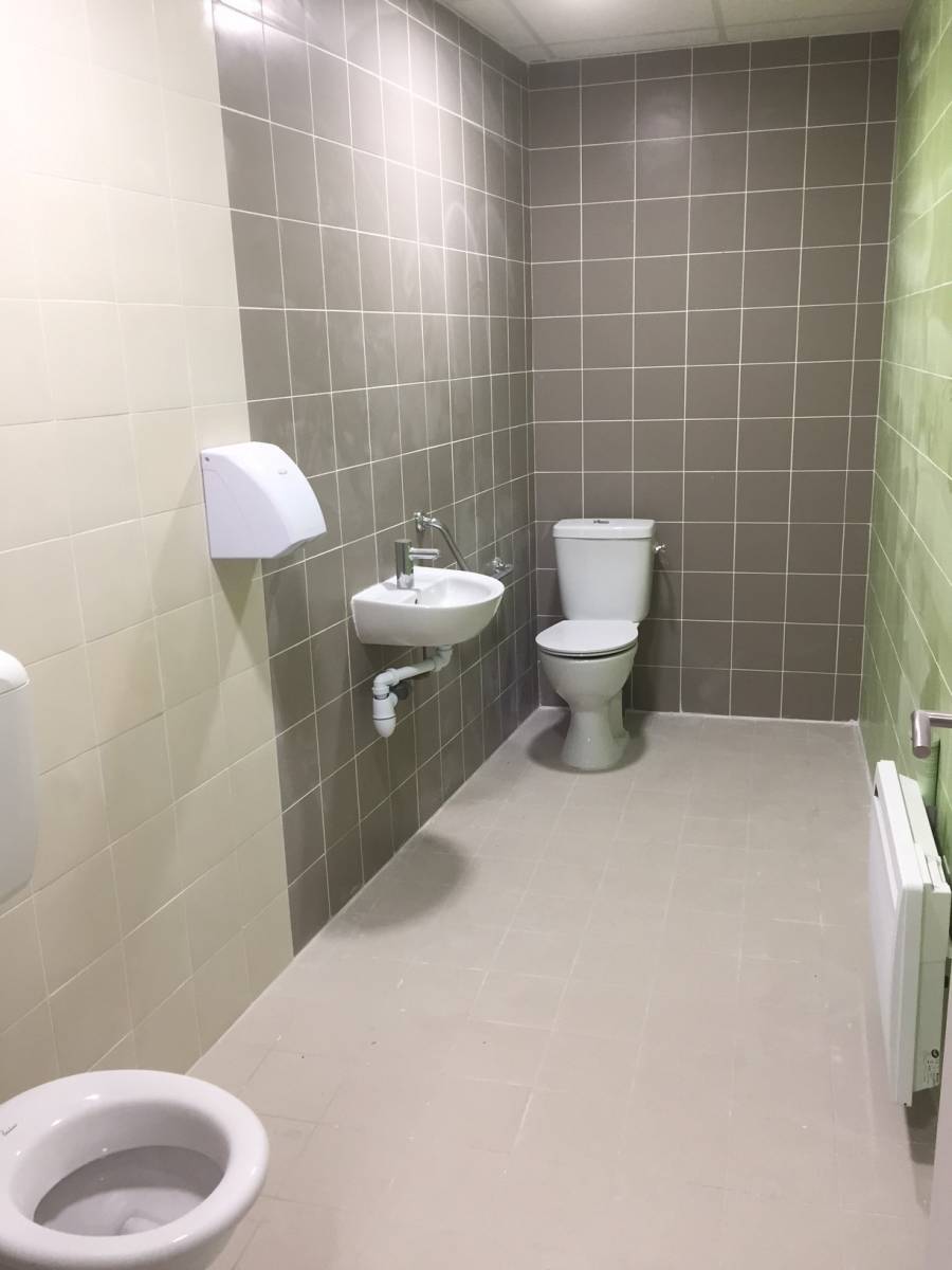 Personne à Mobilité Réduite / PRM / Restructuration d'une cantine scolaire / ASRFLUIDELEC / ASR FLUIDELEC / chauffage et plomberie / création d'un self / Restructuration cantine scolaire / sanitaires