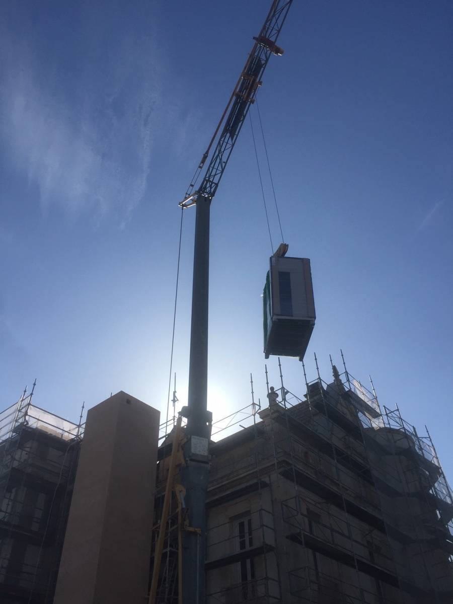 Le grutage de l'unité de climatisation réversible VRV du château Durbesson de Carpentras