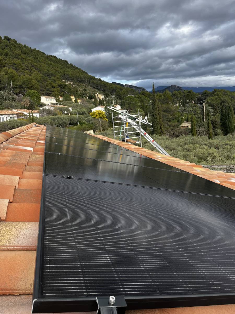 Installation solaire photovoltaïque en autoconsommation avec revente à Beaumes de Venise et dans le Vaucluse (84)