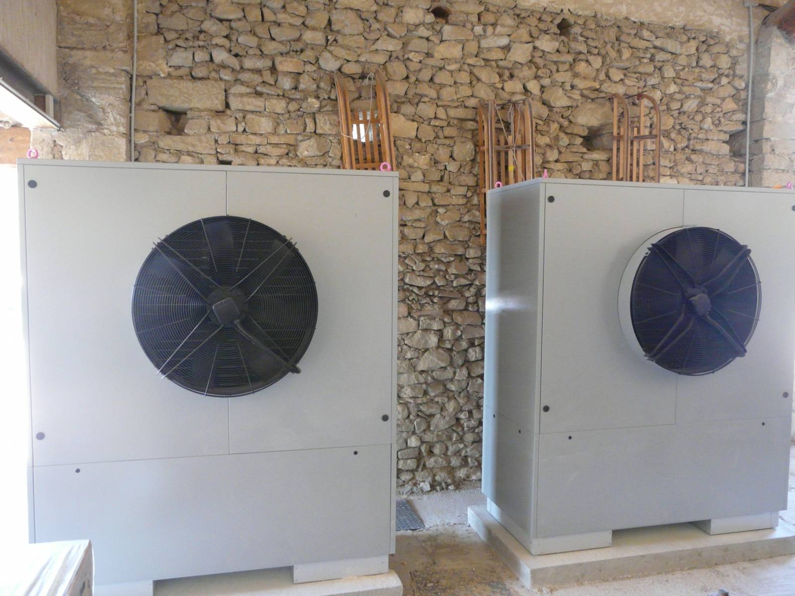 Installation de deux pompes à chaleur air-eau haute température associées en relève de chaudière fuel dans un mas de 1000m² au Barroux (Vaucluse, 84).