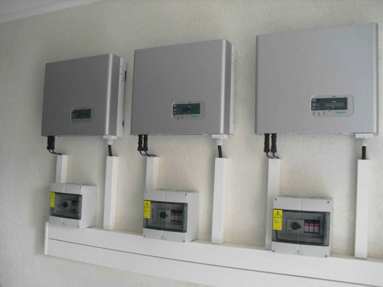 Dépôt de dossiers / EDF / Enedis / projets / garanties de 20 ans et plus / savoir-faire / Carpentras / Vaucluse / panneaux solaires / solaires photovoltaïques / intégration toiture / toiture d’une villa / toiture d’une maison / Dimensionnement / Études él