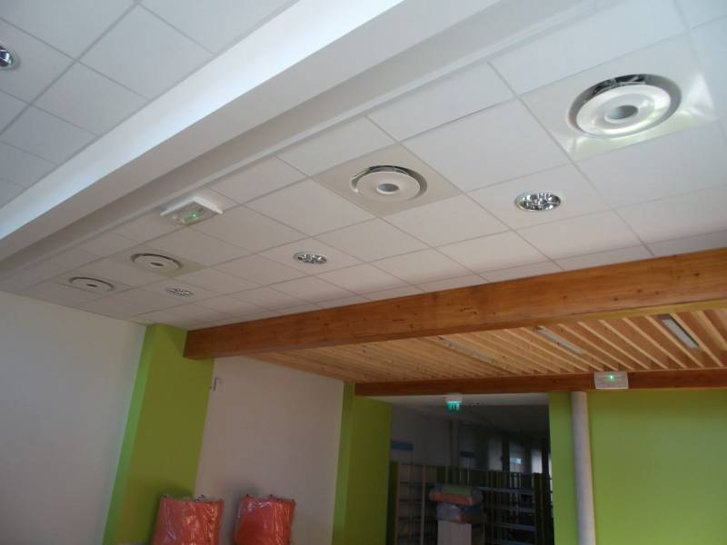 Pompe à chaleur air-eau / à des ventilo-convecteurs gainables / bibliothèque à Villes-sur-Auzon / ventilation simple flux hygroréglable / économique / qualifications Qualipac / qualifications RGE