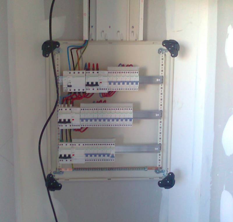 Asr fluidelec / erm automatismes / réseaux électriques / techniciens électriciens / techniciens habilités / solutions économes / économes en énergie / confiance depuis plus de 10 ans / savoir-faire / professionnalisme / projets électriques / Installation