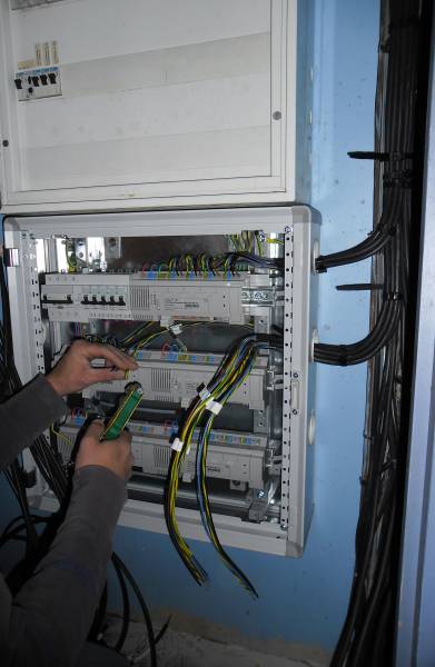 Asr fluidelec / erm automatismes / réseaux électriques / techniciens électriciens / techniciens habilités / solutions économes / économes en énergie / confiance depuis plus de 10 ans / savoir-faire / professionnalisme / projets électriques / Installation