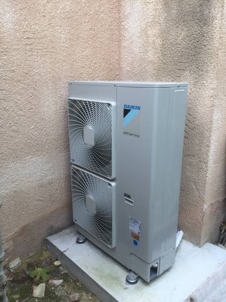 Unité extérieure de pompe à chaleur Daikin Altherma haute température (Pernes Les Fontaines, 84)