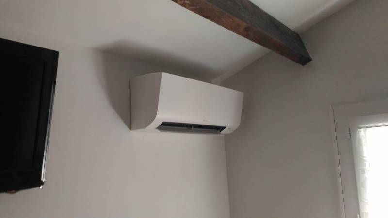 Unité intérieure de climatisation réversible dans une chambre