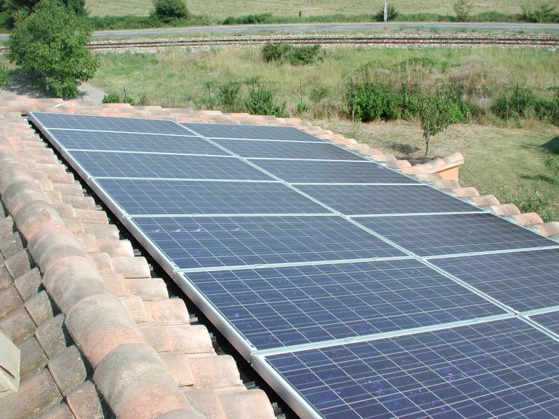 Pose de panneaux solaire photovoltaïques, sur la toiture d’une villa à «Entraigues» (Vaucluse, 84)